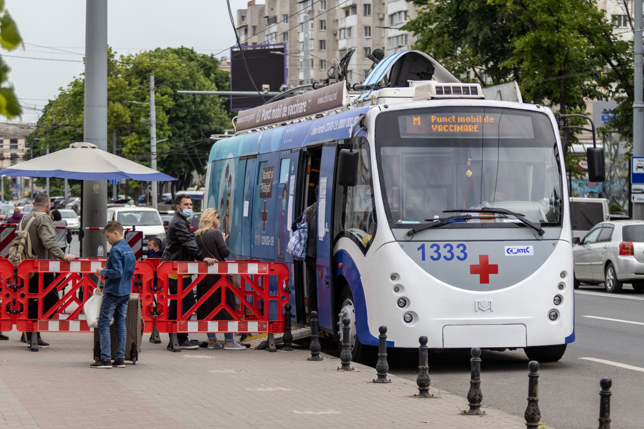Мобильные пункты вакцинации в столице работают в Центре. Фото Point.md.
