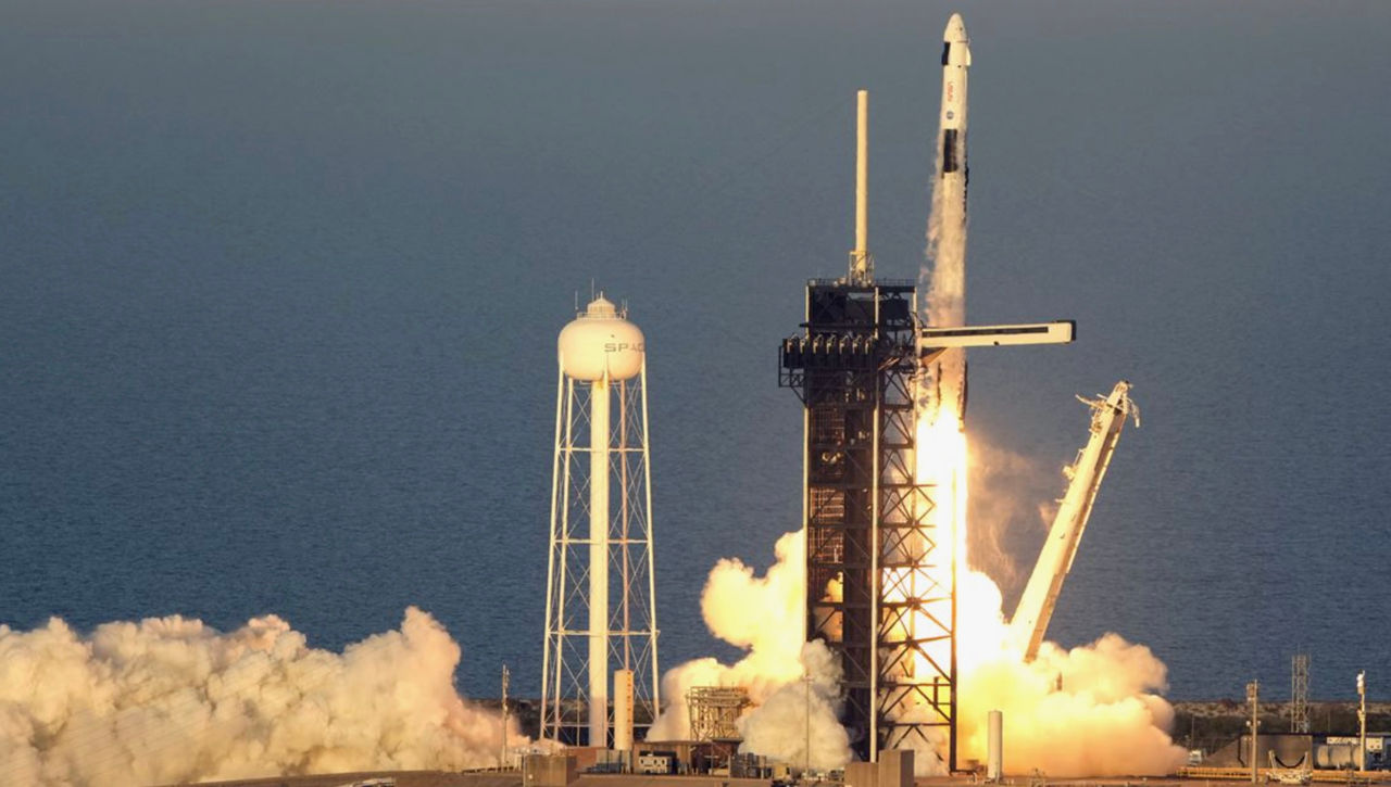 SpaceX успешно запустила пилотируемую миссию к МКС.