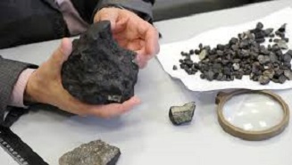 Водолазы подняли со дна озера Чебаркуль 570-килограммовый метеорит, который упал в Челябинской области в феврале этого года. Фото: mineco174.ru