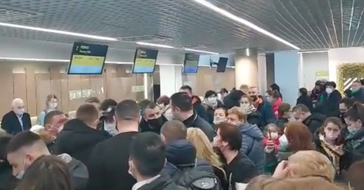 В аэропорту Кишинева произошел скандал из-за регистрации без очереди.