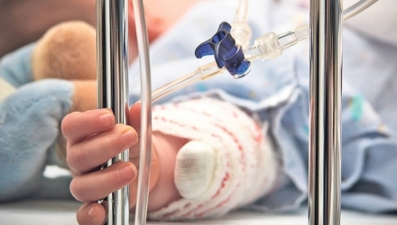 Micuţul va rămâne internat în spital încă aproximativ două luni, timp în care va fi supus mai multor intervenţii chirurgicale.