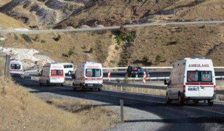 Cel puţin 12 poliţişti au fost ucişi într-un atac cu bombă împotriva unui microbuz al poliţiei în provincia Igdir din estul Turciei.