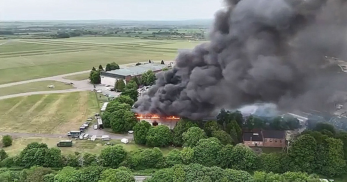 Un incendiu puternic a izbucnit la un centru istoric de producție auto din Marea Britanie.