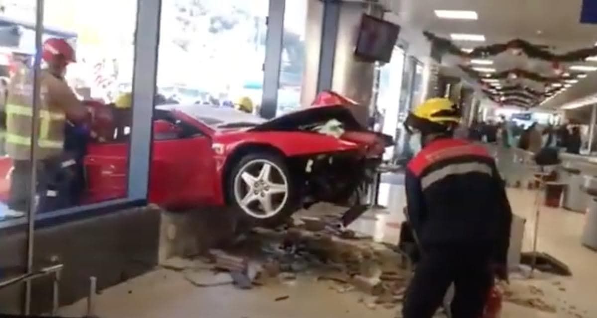 В Андорре пенсионер на Ferrari влетел в торговый центр.