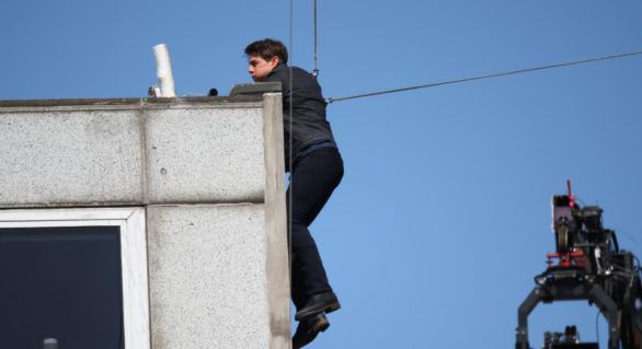 Tom Cruise, cascadorie ratată. Aproape de a cădea de pe o clădire. Foto: independent.md