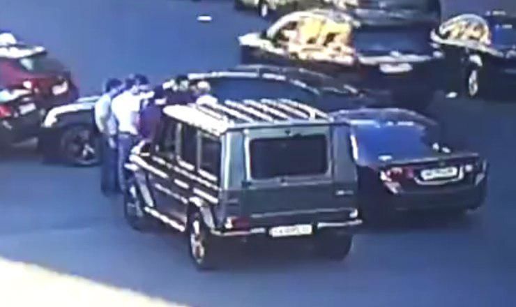 Депутату Рады сломали челюсть в центре Киева.