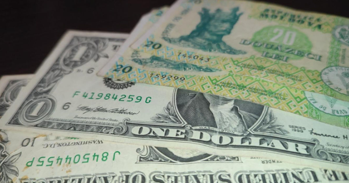 Dolarul american a depășit pragul de 18 lei pentru prima dată într-un an.