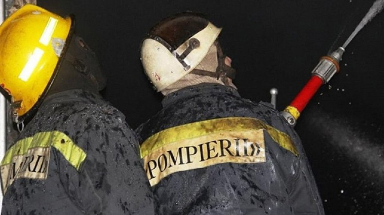 Incendiu la Strășeni: Un bărbat a decedat, după ce casa în care locuia a luat foc.