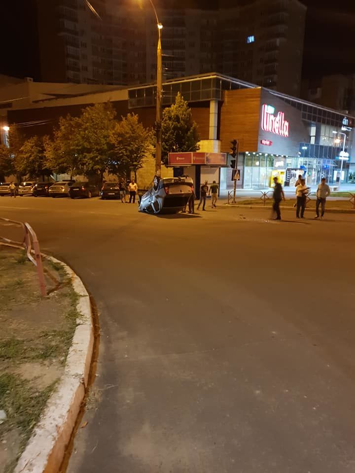 В столичном секторе Чеканы произошло ДТП. Фото: Facebook/Город без маршруток! Водители помогают пешеходам