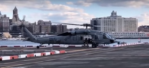 В Сети появилось видео жесткой посадки вертолета ВМС США в Нью-Йорке.