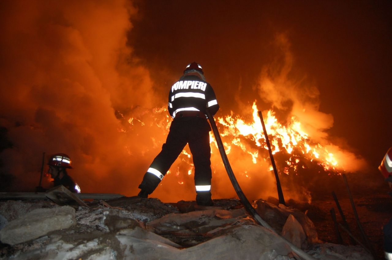 Incendiu la o uzină din Capitală. Mai multe autospeciale au intervenit