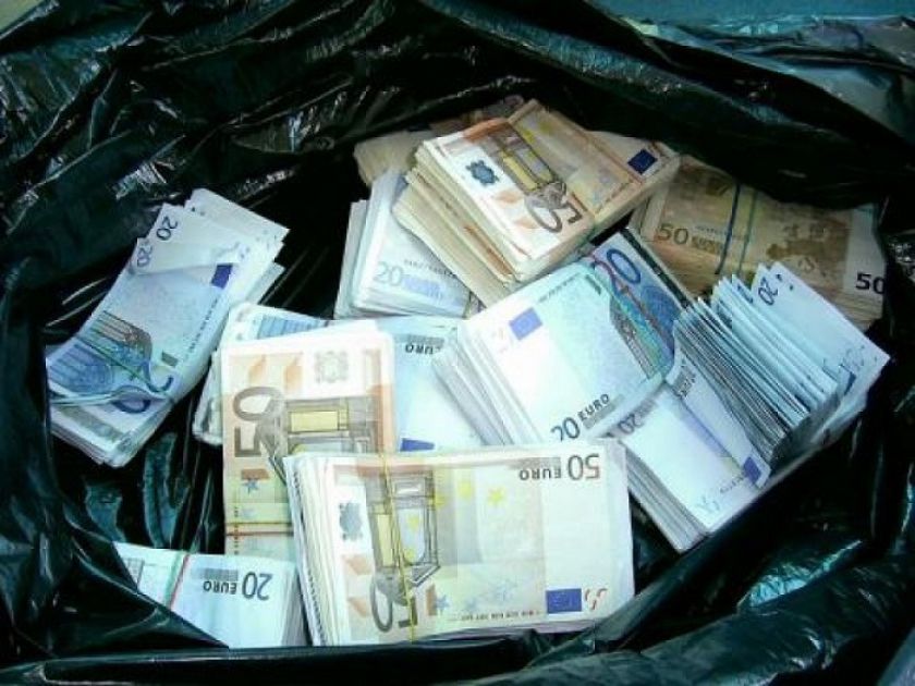 O româncă a aruncat din greșeală la gunoi 9.000 de euro. 