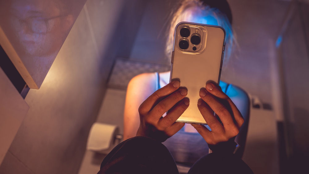 Medicii îndeamnă ca toaletele să fie declarate zone fără smartphone-uri.