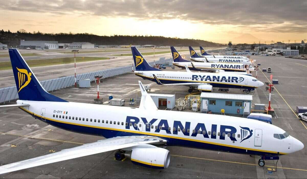 Лоукостер Ryanair сократит количество рейсов осенью и зимой.