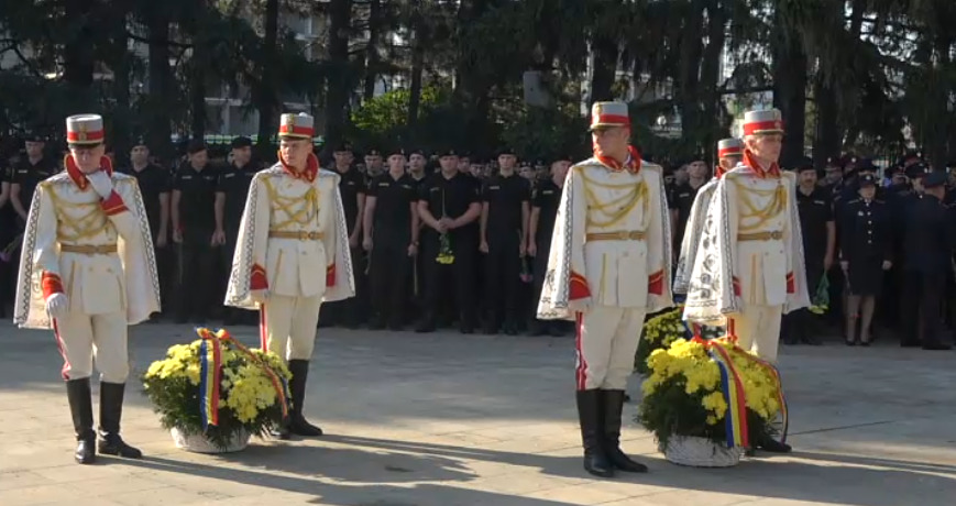 Солдат почетного караула потерял сознание во время возложения цветов.