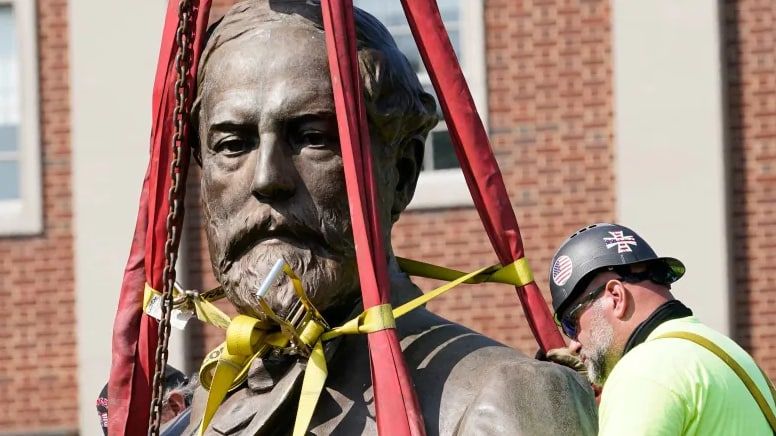 В Ричмонде демонтировали памятник генералу конфедератов Роберту Ли.