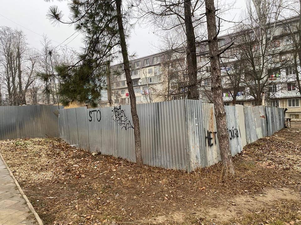 Забор на незаконной стройке на Алба Юлия 6/4 будет снесен.