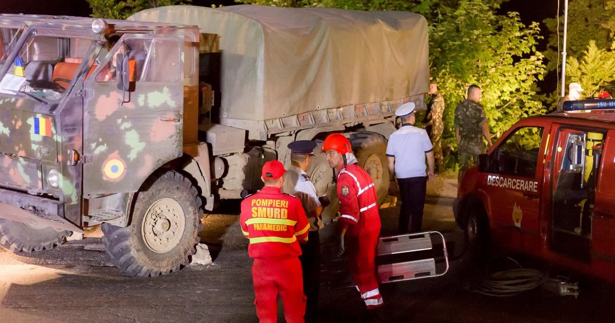 Грузовик с военнослужащими упал в овраг минувшей ночью в румынском уезде Арджеш.