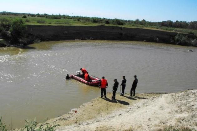Тело из воды достал сторож.