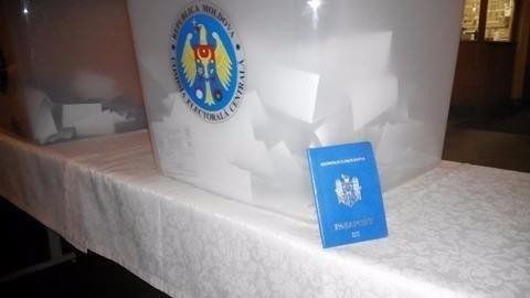 Несколько десятков граждан Молдовы забыли свои загранпаспорта в кабинках для голосования.