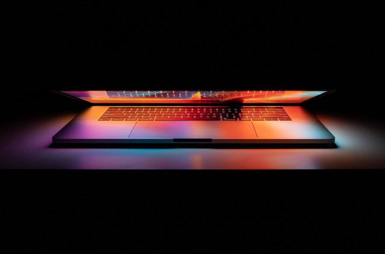 В США арестован украинский хакер, похитивший чертежи MacBook Pro.