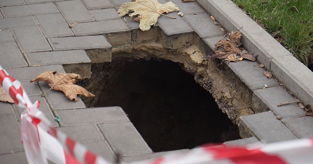 В столичном парке образовался провал, из которого выходит горячий пар.