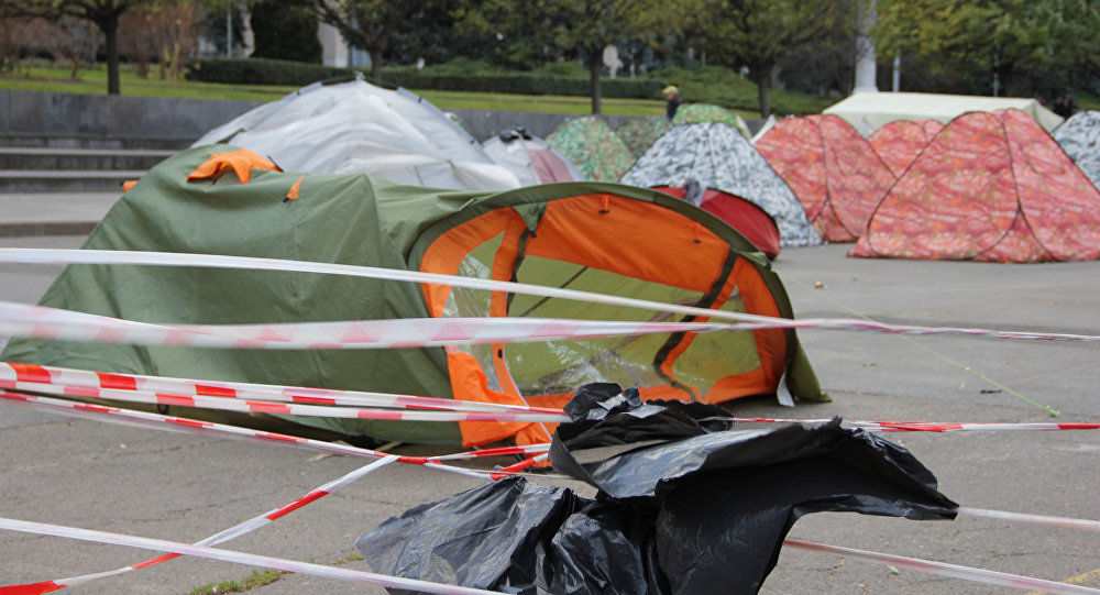 Noaptea trecută, în toate corturile din centrul Capitalei protestau doar opt persoane. Foto: sputnik.md