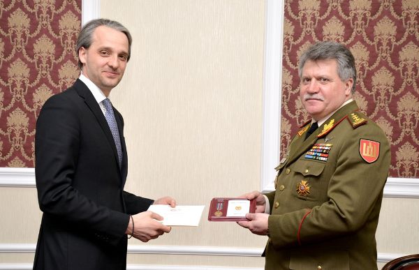Министр обороны наградил генерал-лейтенанта Йонаса Витаутаса Жукаса медалью "За укрепление братства по оружию". Фото: army.md.