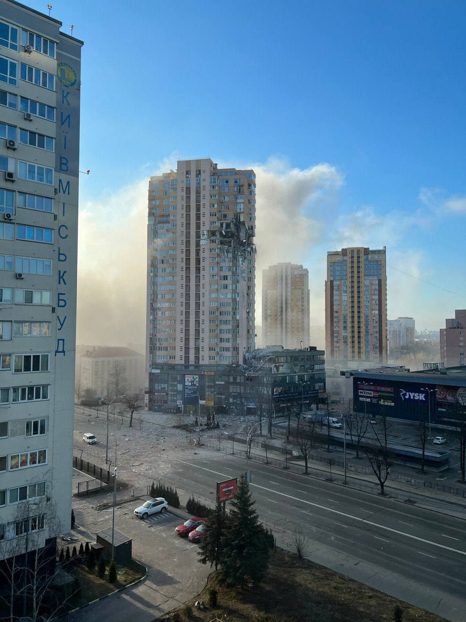 В Киеве снаряд попал в многоэтажный жилой дом