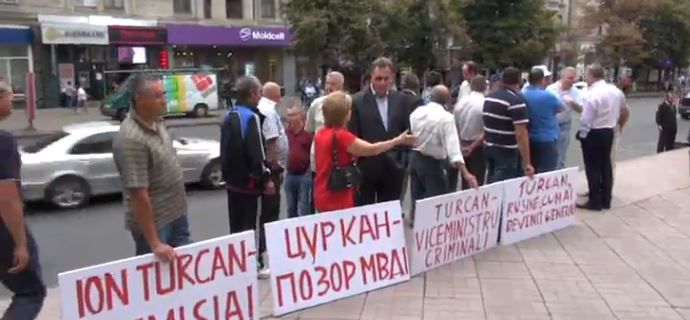 Mai multe persoane, printre care și foști polițiști, s-au adunat astăzi în fața Ministerului Afacerilor de Interne, pentru a cere demisia actualului viceministru Ion Țurcanu.