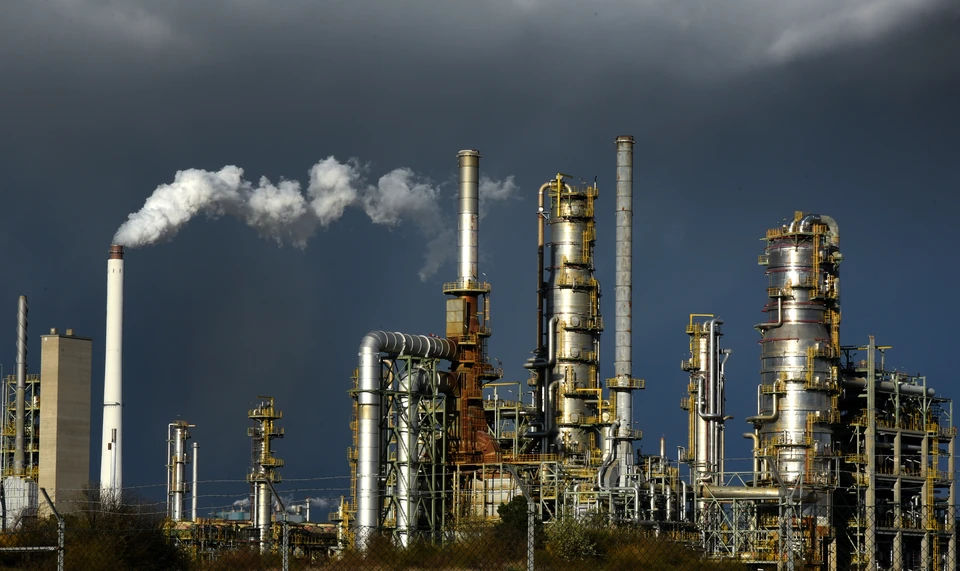 ЕС рассматривает возможность установления верхнего предела цены на нефть из России.