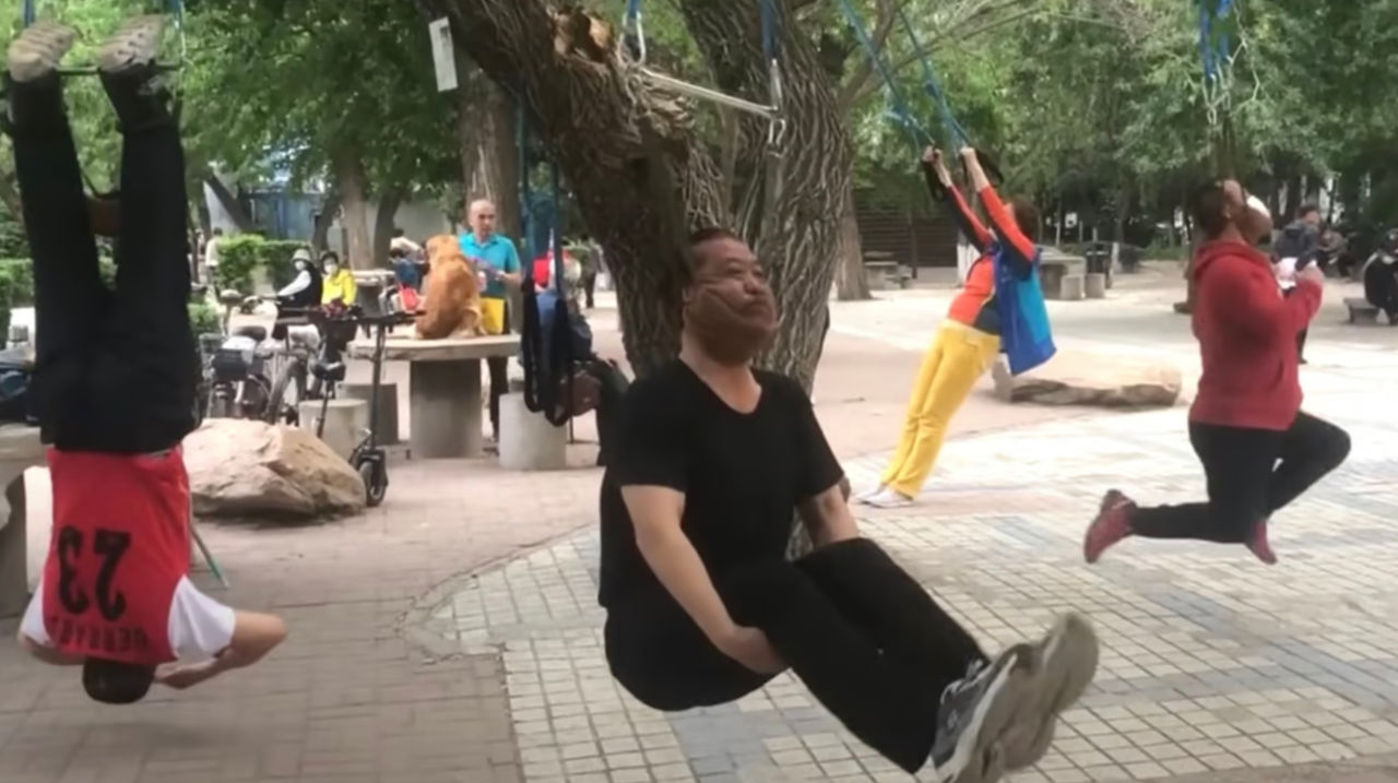 În China, pensionarii practică mersul pe pietriș și târâtul în stil de crocodil pentru a-și prelungi viața.