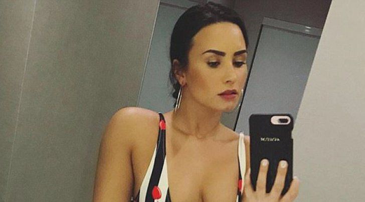 Demi Lovato și-a înnebunit fanii cu decolteul ei