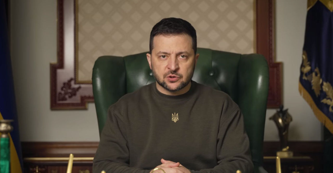 Зеленский о тактике россиян на Донбассе: Хотят оставить только руины и воронки.