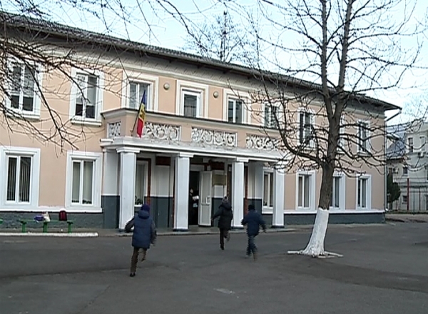 Doi fondatori ai Asociatiei de la liceul „Mircea Eliade” au fost chemati la audieri de catre Centrul National Anticoruptie.