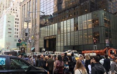 На акт "виртуального вандализма" по отношению к избранному президенту США обратили внимание пользователи соцсетей и американские СМИ.