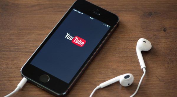 Cum asculți muzică pe YouTube cu ecranul închis pe iPhone