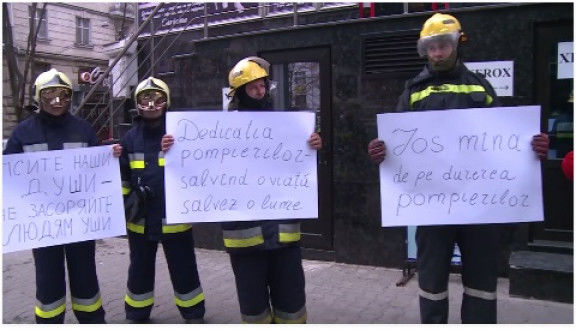 Pompierii au manifestat în tăcere timp de câteva minute, cu pancarte în mâini. Foto: deschide.md