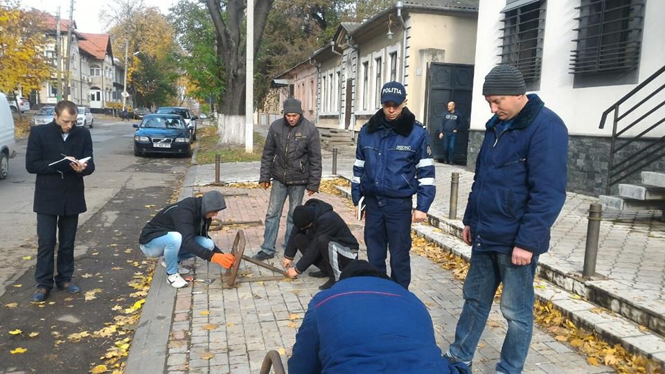 Indicatoarele rutiere neautorizate și dispozitivele anti-parcare, demontate.
