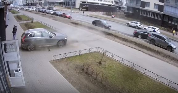 В Петербурге отец спас ребенка из-под колес внедорожника.