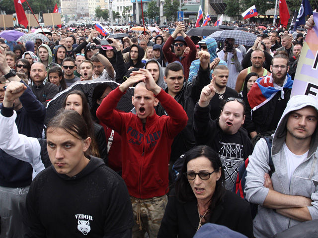 На площади имени Словацкого национального восстания состоялся митинг, во время которого активисты разорвали флаг Евросоюза.
