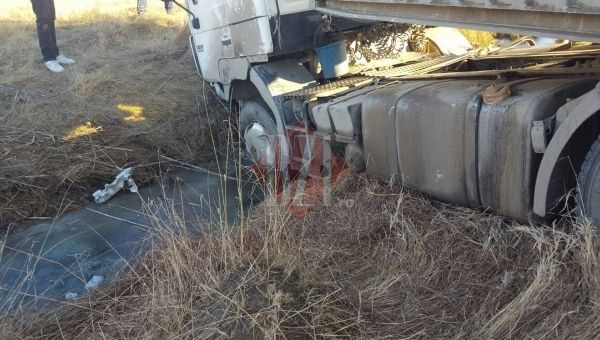 Un TIR plin cu marfa din Republica Moldova, implicat intr-un accident in Romania. Foto: bzi.ro