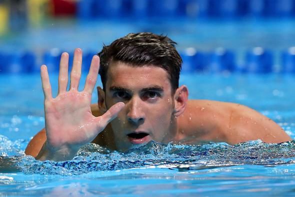 Michael Phelps se va întrece cu un rechin alb. 