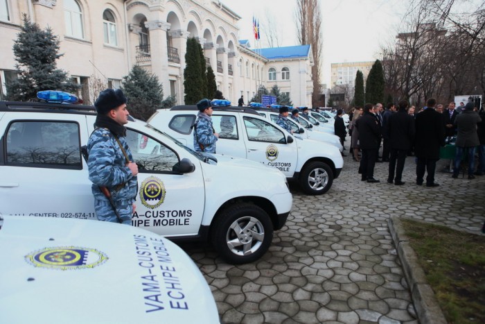 25 de autoturisme sunt oferite Serviciului Vamal, iar celelalte 10 Poliției de Frontieră.
