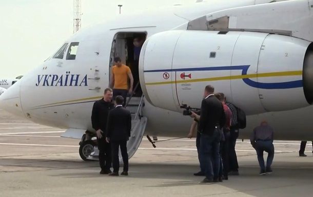 Cпецборт с вернувшимися по обмену гражданами Украины приземлился в аэропорту Борисполь.