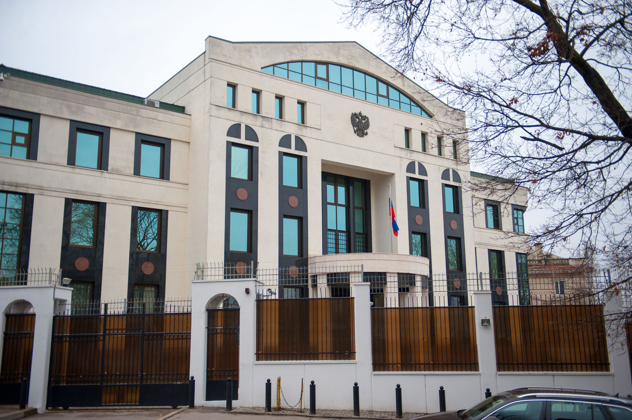 Три российских дипломата по решению властей Молдову покинули страну.