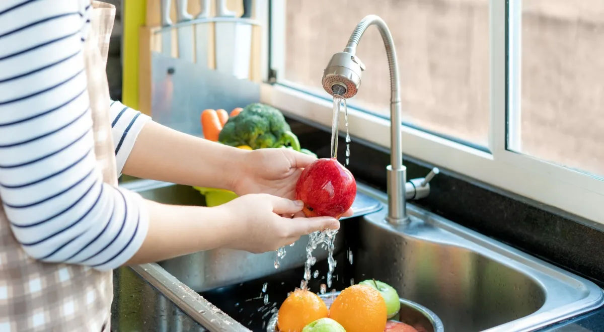 Studiu: Spălarea fructelor nu elimină pesticidele din ele.