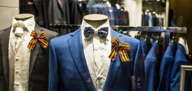 Panglica Sf.Gheorghe și chipul lui Putin, tendințe în moda rusă. Foto: adevarul.ro