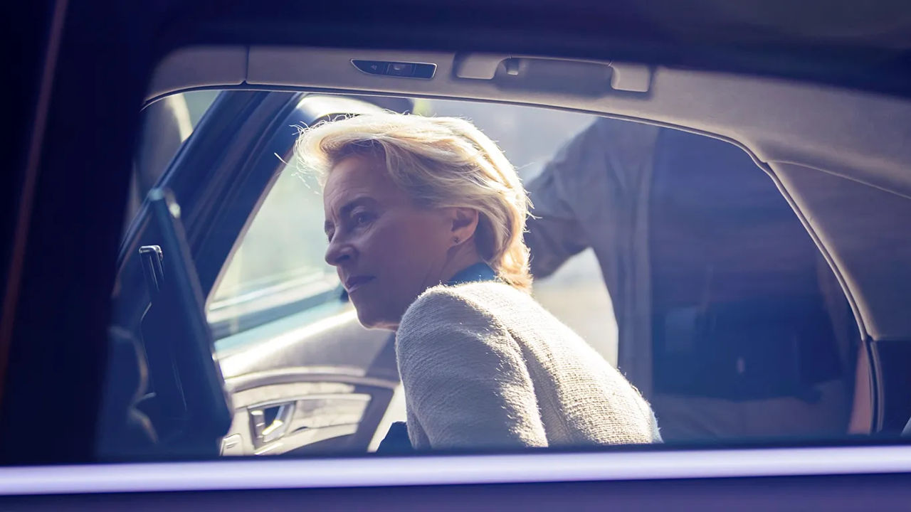 Naționaliștii bulgari au atacat o mașină: Au crezut că în ea se afla Ursula von der Leyen.