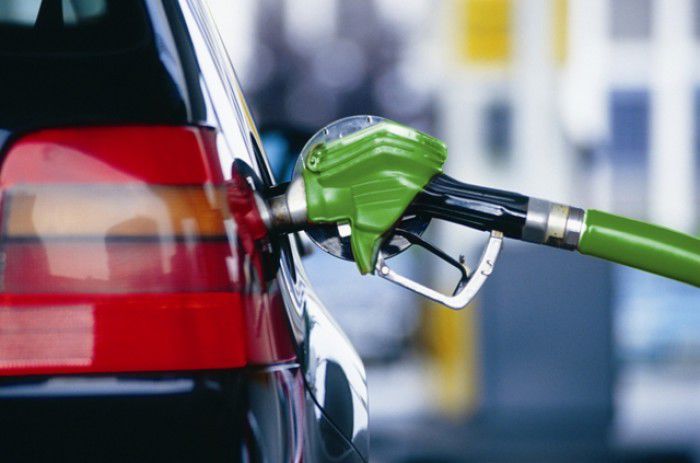 În următoarele două săptămâni preţul unui litru de benzină Premium-95 nu ar trebui să depăşească 17 lei şi 14 de bani, un plafon majorat cu 24 de bani.